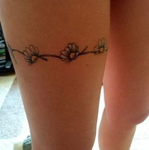 点击大图看下一张:30多款女性身上漂亮的雏菊花纹身图案