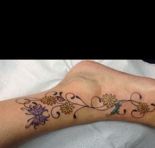 点击大图看下一张：30多款女性身上漂亮的雏菊花纹身图案