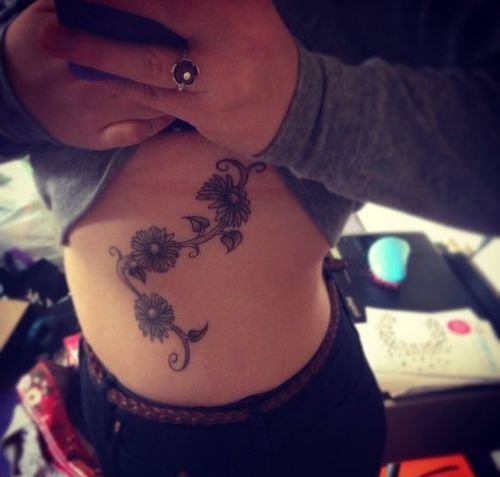 点击大图看下一张:30多款女性身上漂亮的雏菊花纹身图案