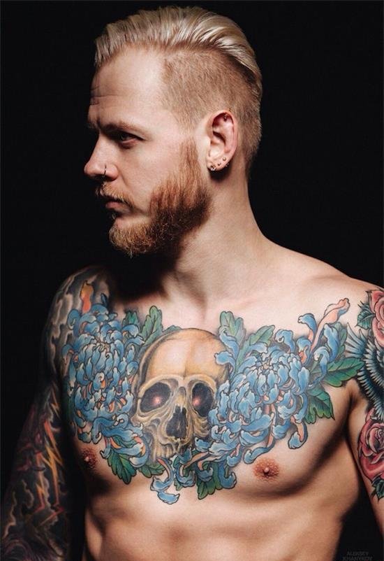点击大图看下一张：男性霸气的满胸大面积纹身图片