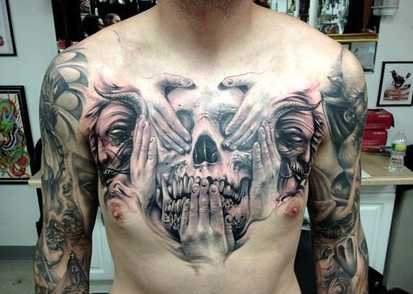 点击大图看下一张：男性霸气的满胸大面积纹身图片