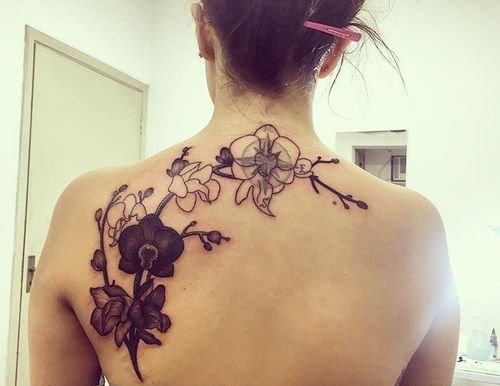 点击大图看下一张：女孩背上美丽的花朵纹身图片