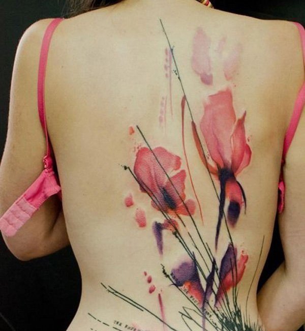 点击大图看下一张：女性背上大面积水彩花朵纹身图片