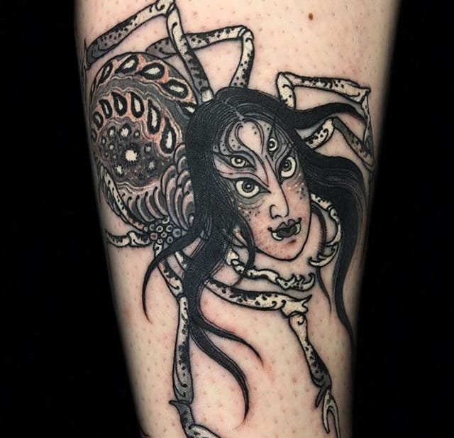 点击大图看下一张：邪恶的女鬼面蜘蛛和蜘蛛网纹身图案