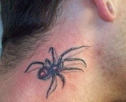 点击大图看下一张：有些恐怖的脖子上的超逼真3D蜘蛛纹身图案