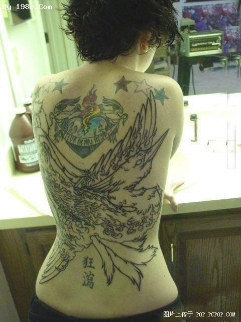 点击大图看下一张：美女背部狂妄雄鹰纹身图片