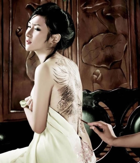 点击大图看下一张:性感美女背部唯美图腾纹身图片