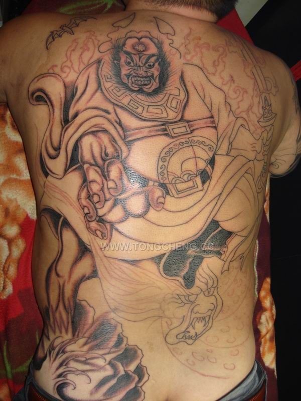 点击大图看下一张：霸气男子背部威猛火神纹身图片