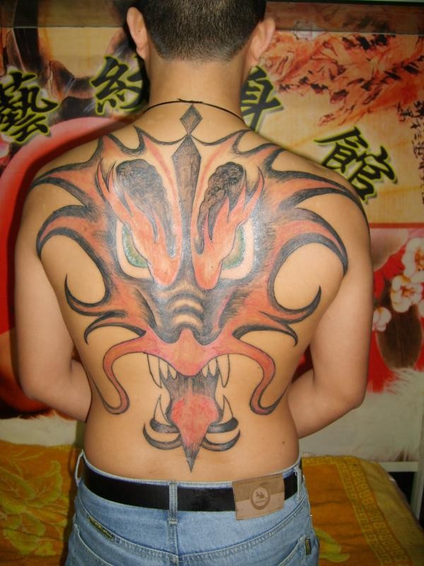 点击大图看下一张：猛男背部恶龙刺青图案