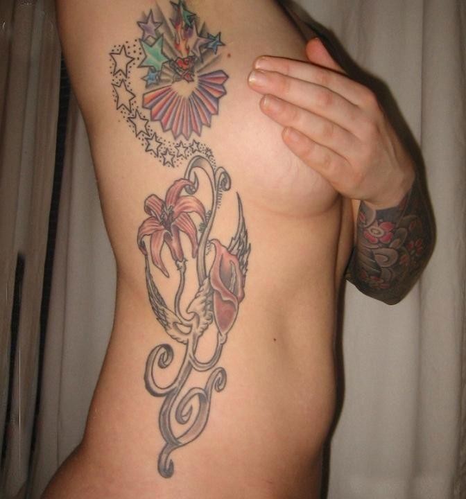点击大图看下一张：性感半裸美女优雅花藤星星纹身图片