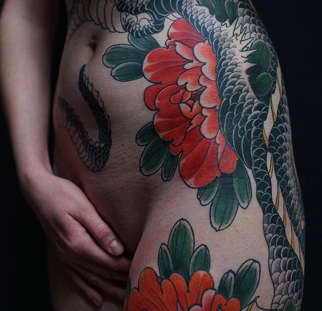 点击大图看下一张：超霸气的大面积动物纹身龙和蛇和鱼纹身图案