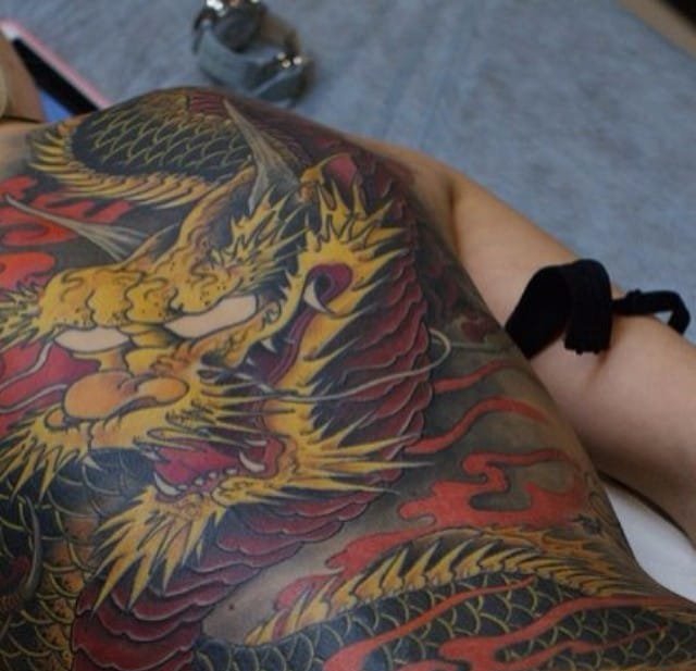 点击大图看下一张:超霸气的大面积动物纹身龙和蛇和鱼纹身图案