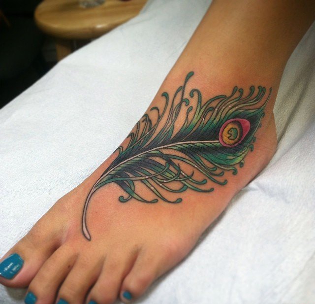 点击大图看下一张：女性小腿脚背上漂亮的孔雀羽纹身图案