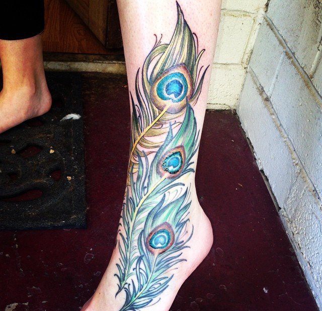 点击大图看下一张：女性小腿脚背上漂亮的孔雀羽纹身图案