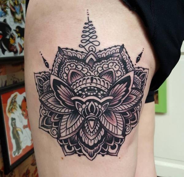 点击大图看下一张:多款精致漂亮的莲花纹身图案