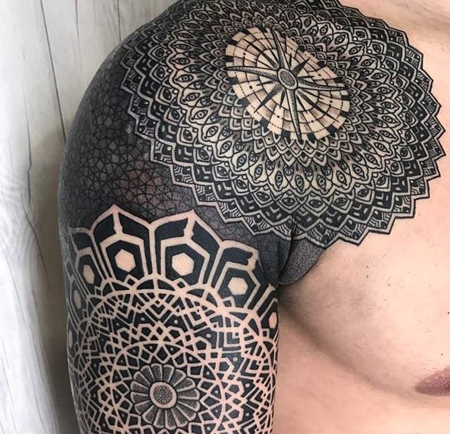 点击大图看下一张：男性超霸气的几何满臂纹身图案来自纹身师尼萨科