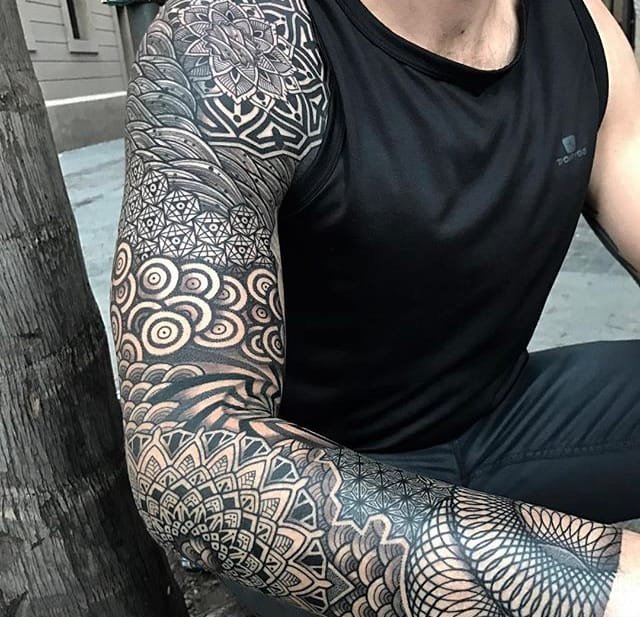 点击大图看下一张：男性超霸气的几何满臂纹身图案来自纹身师尼萨科