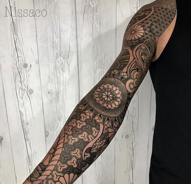 点击大图看下一张：男性超霸气的几何满臂纹身图案来自纹身师尼萨科