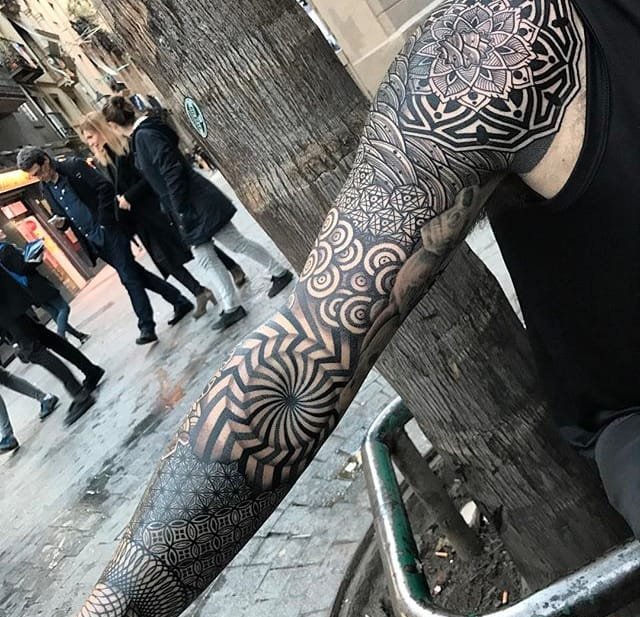 点击大图看下一张：男性超霸气的几何满臂纹身图案来自纹身师尼萨科