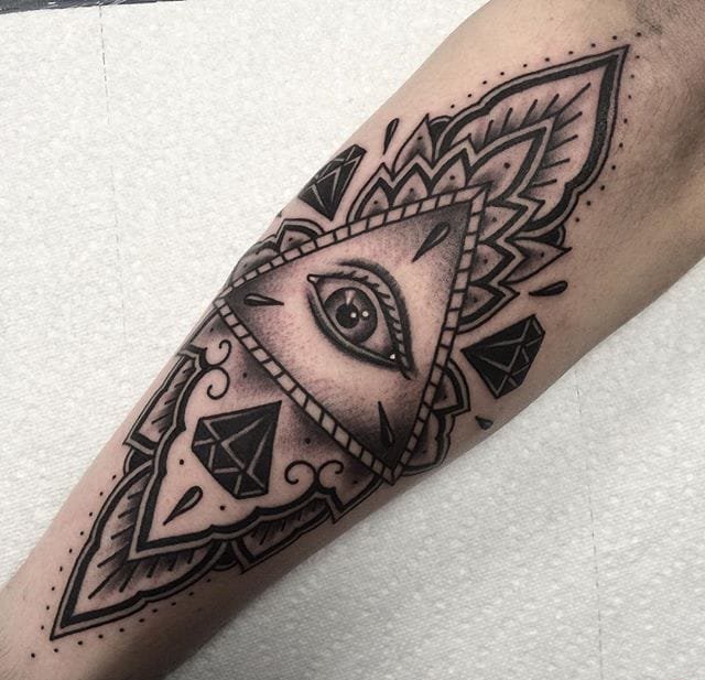 点击大图看下一张:漂亮的黑色纹身装饰画纹身图案来自于男纹身师泰勒