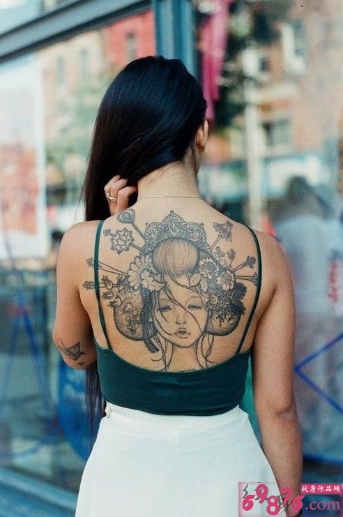 点击大图看下一张：美女后背艺术美丽艺妓纹身图案