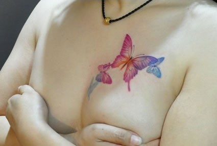 点击大图看下一张：好看唯美的女性胸部蝴蝶纹身图案hudiewenshen