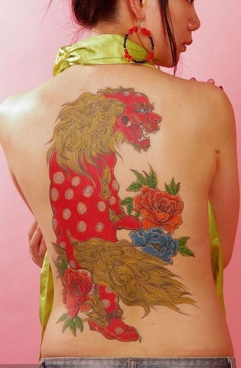 点击大图看下一张：女性后背好看的唐狮图案tangshituan和花朵