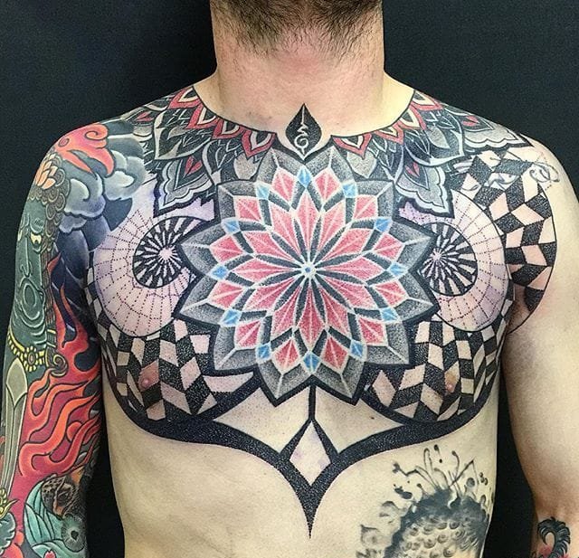 点击大图看下一张:霸气的男性黑色几何纹身图案来自于纹身师马可