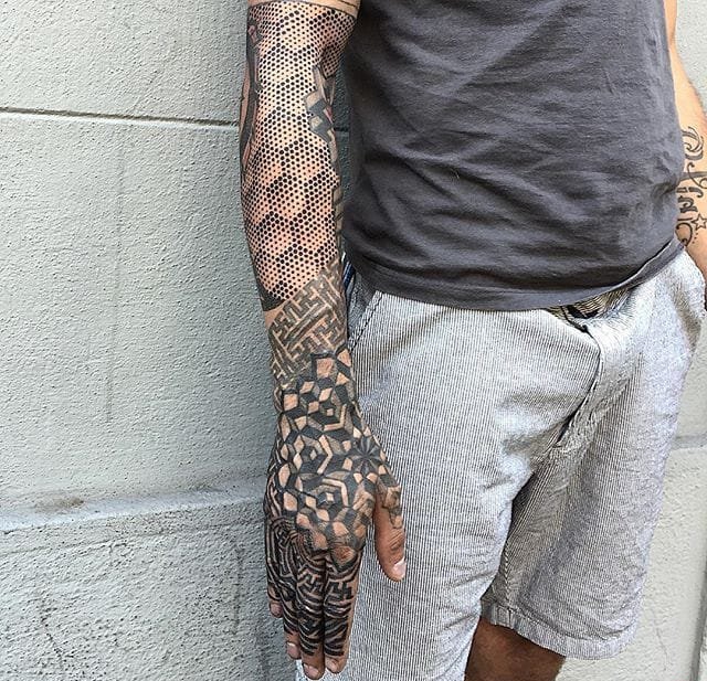 点击大图看下一张：霸气的男性黑色几何纹身图案来自于纹身师马可