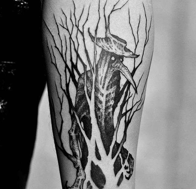 点击大图看下一张：令人毛骨悚然的黑色生物和魔鬼纹身图案来自纹身师谢尔盖