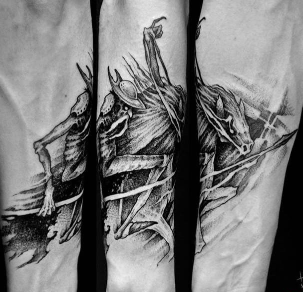 点击大图看下一张：令人毛骨悚然的黑色生物和魔鬼纹身图案来自纹身师谢尔盖