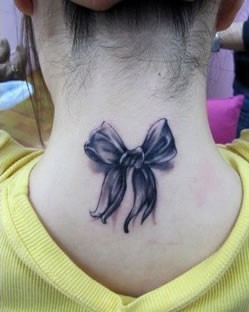 点击大图看下一张：女生颈部后面的漂亮蝴蝶结图片