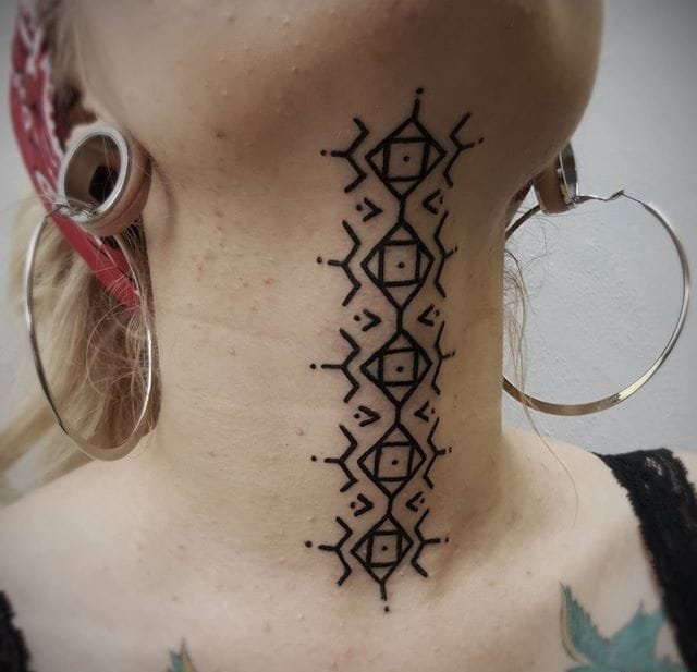 点击大图看下一张:漂亮的黑色线条纹身图案