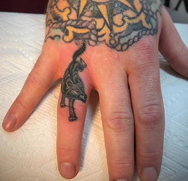 点击大图看下一张：2016年最新潮的黑灰白色微小图案纹身