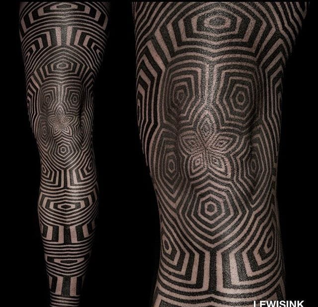 点击大图看下一张：最大面积黑色的几何满臂纹身图案