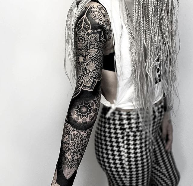 点击大图看下一张：最大面积黑色的几何满臂纹身图案