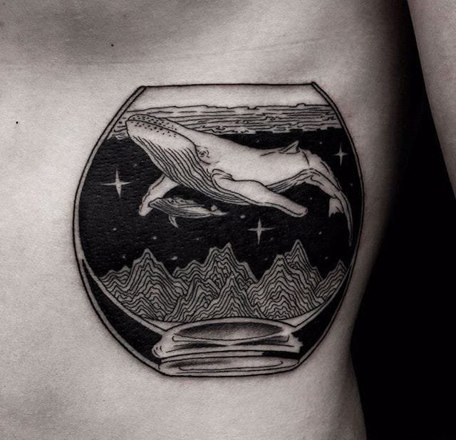 点击大图看下一张：海洋里可爱的小动物纹身黑灰色鲸鱼纹身图案