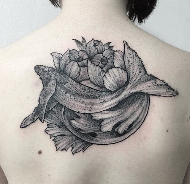 点击大图看下一张：海洋里可爱的小动物纹身黑灰色鲸鱼纹身图案