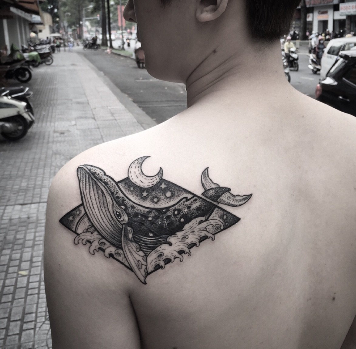 点击大图看下一张:海洋里可爱的小动物纹身黑灰色鲸鱼纹身图案