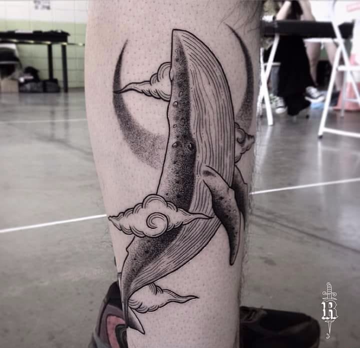 点击大图看下一张：海洋里可爱的小动物纹身黑灰色鲸鱼纹身图案