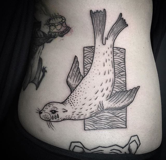 点击大图看下一张：黑灰色动物图案纹身来自于纹身师西尔维