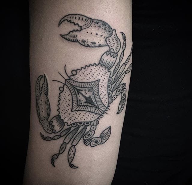 点击大图看下一张：黑灰色动物图案纹身来自于纹身师西尔维