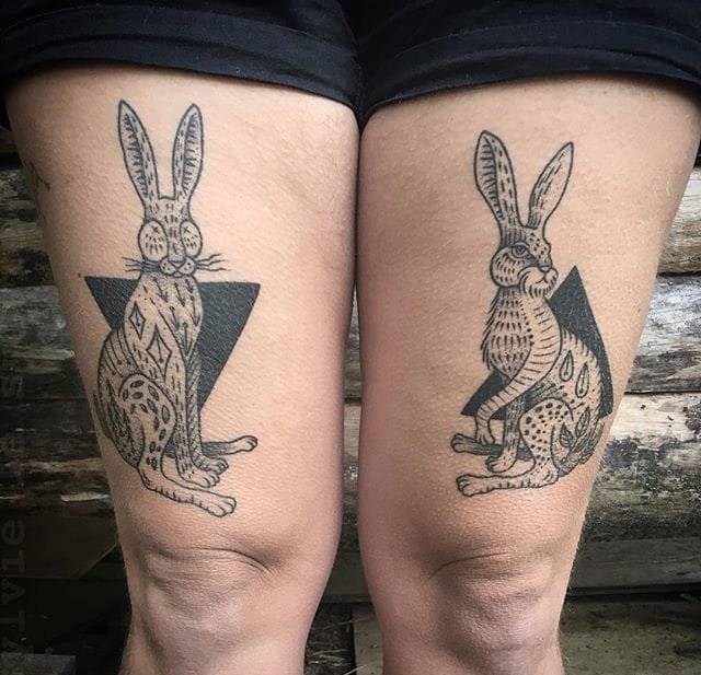 点击大图看下一张：黑灰色动物图案纹身来自于纹身师西尔维