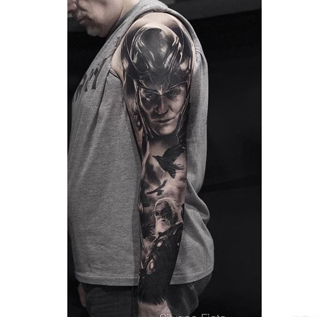 点击大图看下一张：经典的黑灰色花臂纹身图案来自于男纹身师西尔瓦诺