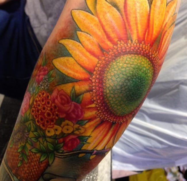 点击大图看下一张：迷人的植物彩虹色花卉纹身图案来自于纹身师艾米