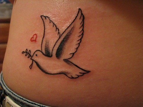 点击大图看下一张：和平鸽子和红心图案的纹身