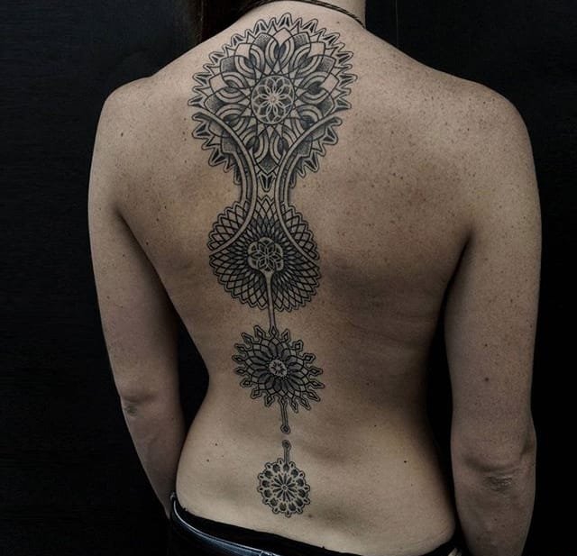 点击大图看下一张：迷人的黑灰色曼陀罗图案纹身来自于纹身师曼纽尔