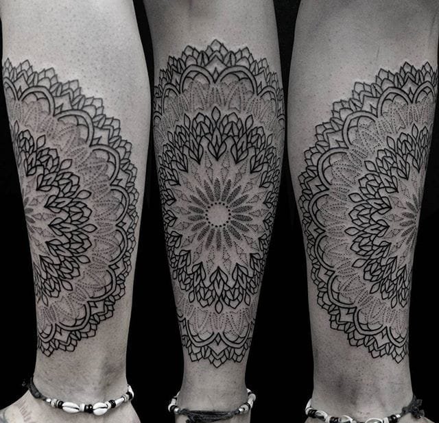 点击大图看下一张：迷人的黑灰色曼陀罗图案纹身来自于纹身师曼纽尔