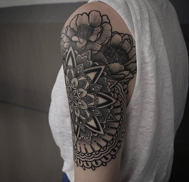 点击大图看下一张：迷人的黑灰色曼陀罗图案纹身来自于纹身师曼纽尔