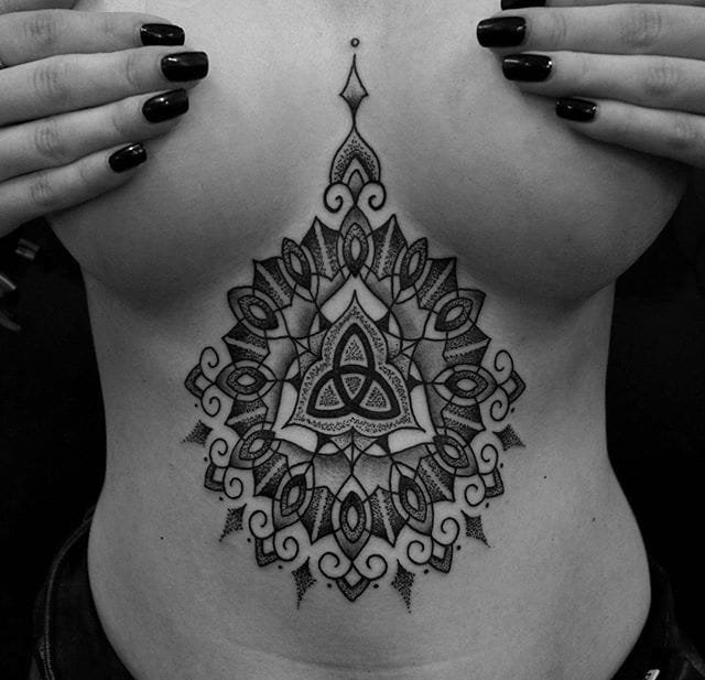 点击大图看下一张：迷人的黑灰色曼陀罗图案纹身来自于纹身师曼纽尔